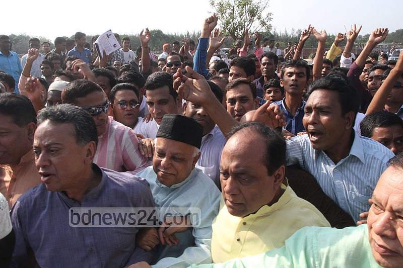 ২০১৫ সালের চট্টগ্রাম সিটি নির্বাচনে দলীয় প্রার্থী এম মনজুর আলমের প্রচারণায় বিএনপির ভাইস চেয়ারম্যান আবদুল্লাহ আল নোমান।