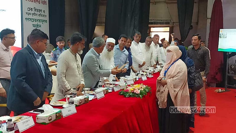 কুমিল্লায় সড়ক দুর্ঘটনায় ক্ষতিগ্রস্তদের চেক বিতরণ করছেন সড়ক পরিবহন মন্ত্রী শেখ রবিউল আলম।