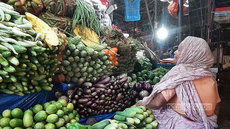 নিত্যপণ্যের দাম বাড়লেই। স্বল্প আয়ের মানুষদের নাভিশ্বাস উঠেছে। কাজ করছে না সরকারের কোনো পদক্ষেপই।