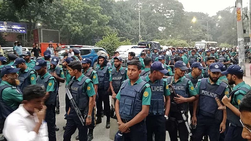 শিক্ষকদের অবস্থান কর্মসূচিকে ঘিরে পুলিশের অবস্থান।