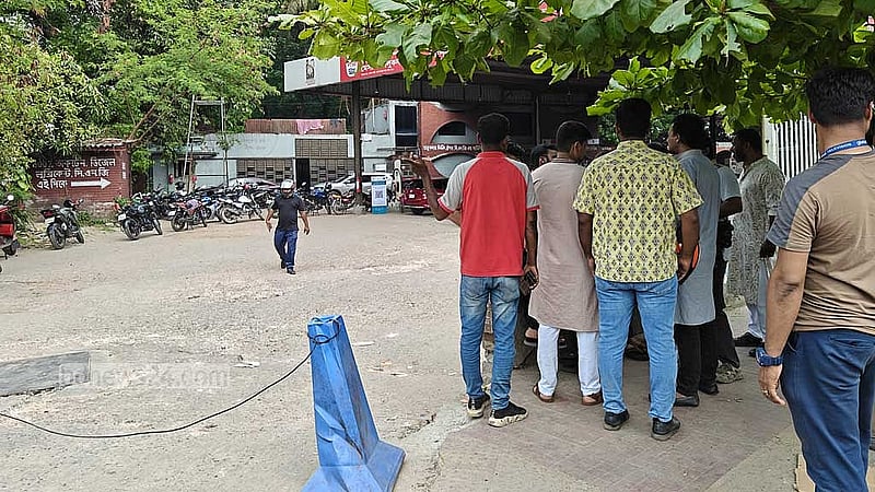 সারারাত লাইনে দাঁড়িয়ে তালুকদার ফিলিং স্টেশনে ঢুকে শুনলেন তেল শেষ, জুমার পর আসতে হবে। সেজন্য মোটরসাইকেল রেখে গাছের নিজে চালকদের জটলা।