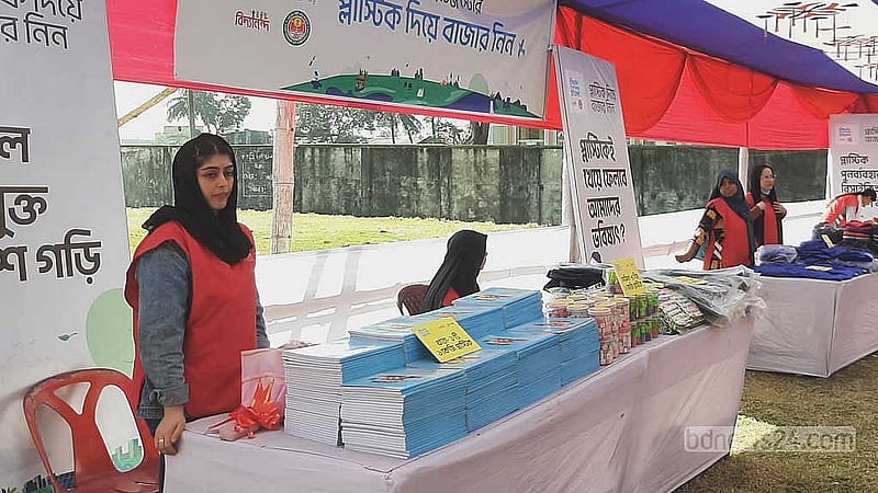 গৃহস্থালী পণ্যের পাশাপাশি এ বাজারে শিক্ষা উপকরণও সংগ্রহ করা যাবে প্লাস্টিকের বিনিময়ে।