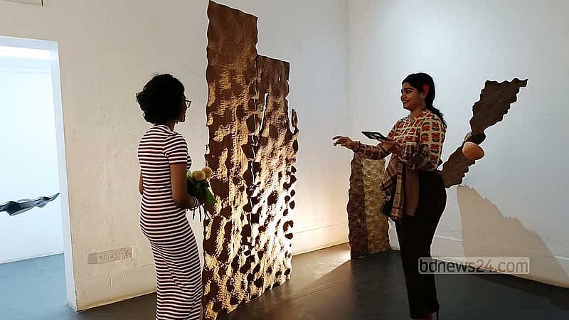 সুমন বর্মনের ‘জলজ’ দেখতে আসা শিল্পপ্রেমীরা। 