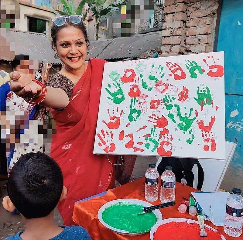 শিশু দিবসের কার্যক্রমের অংশ হিসেবে হাজারীবাগের একটি স্কুলের শিশু-শিক্ষার্থীদের চিত্রাঙ্কন অনুষ্ঠানে ফারজানা আলী