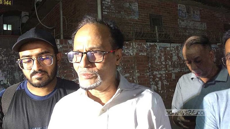 শহীদ সোহরাওয়ার্দী মেডিকেল কলেজ হাসপাতালের সামনে সাংবাদিকদের সঙ্গে কথা বলেন নিহত সাইফুর রহমানের ভাই মুজাহিদুর রহমান।