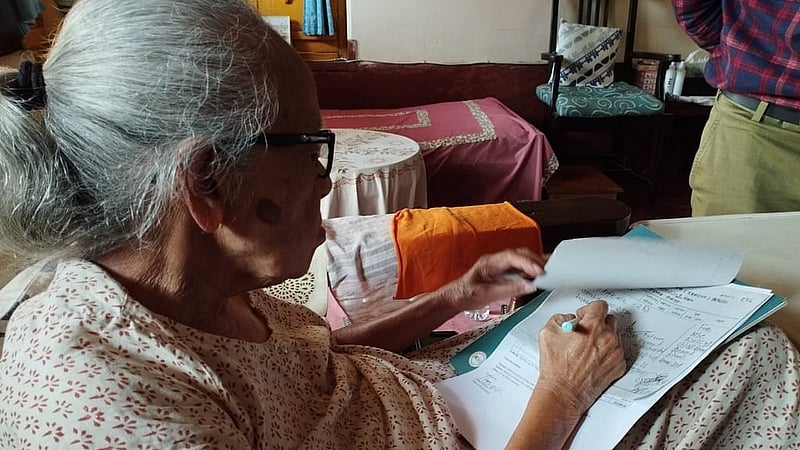 নিজের বাড়িতে আনমনে কাজ করছেন প্রতিভা মুৎসুদ্দি। ছবি কৃতজ্ঞতা: হেনা সুলতানা।
