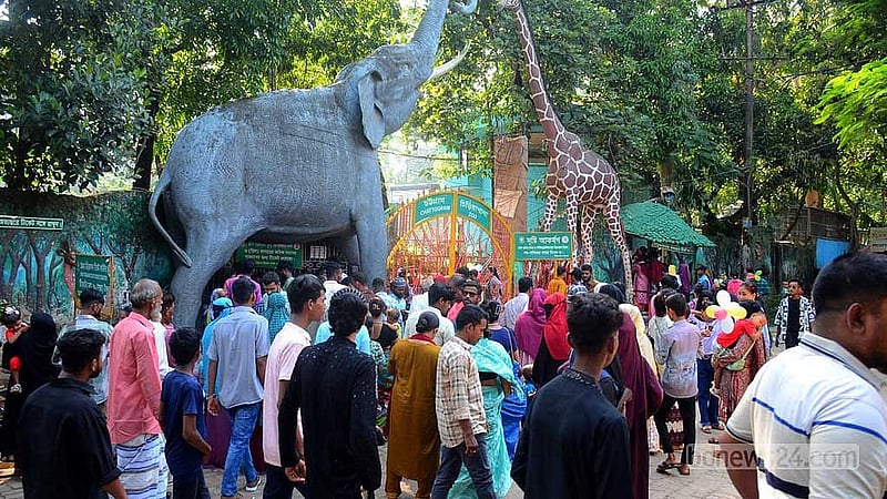চট্টগ্রাম চিড়িয়াখানায় রোববার ঈদের দ্বিতীয় দিন ছিল মানুষের উপচে পড়া ভিড়। ছবি: সুমন বাবু। 