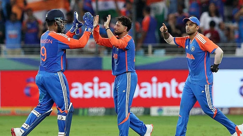 এক ওভারে তিন উইকেট নিয়ে পাকিস্তানকে এলোমেলো করে দেন কুলদিপ ইয়াদাভ। ছবি: রয়টার্স