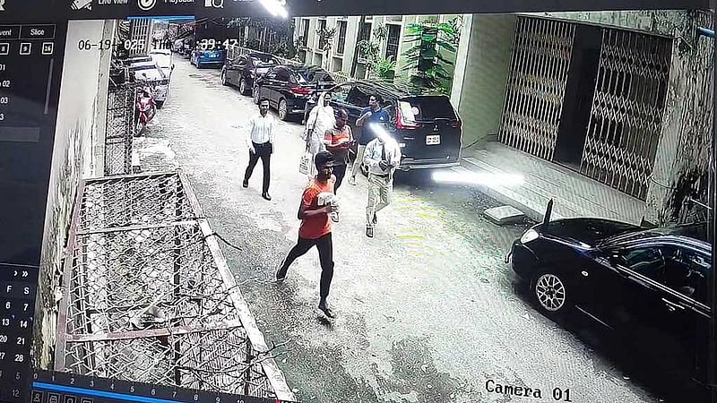 কৌশলে হাতকড়া খুলে ফেলে দৌড়ে পালান আসামি শরিফুল ইসলাম। কেউ যেন চিনতে না পারে, সেজন্য গায়ের সাদা শার্ট খুলে হাতে নেন। এ দৃশ্য ধরা পড়েছে সিসি ক্যামেরায়।