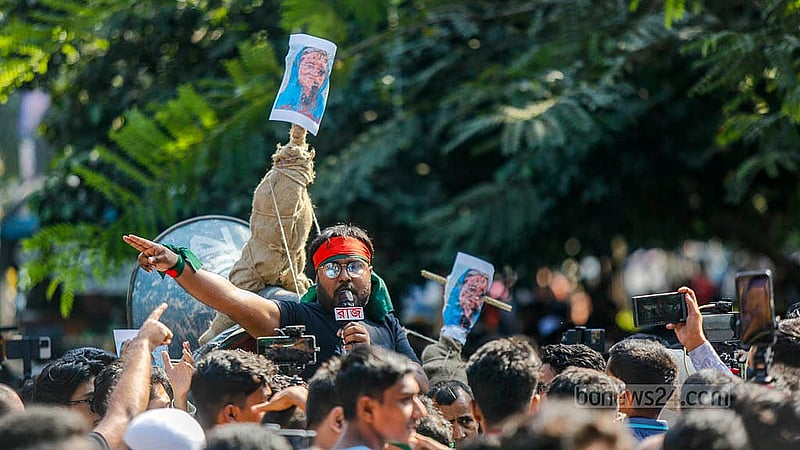 ধানমন্ডি ৩২ নম্বরে শেখ মুজিবুর রহমানের বাড়ি আরেক দফা ভাঙতে এস্কেভেটর নিয়ে যায় ছাত্র-জনতা। পরে আইনশৃঙ্খলা বাহিনীর বাধায় ৩২ নম্বর সড়কে দাঁড়িয়ে তারা স্লোগান দেন।
