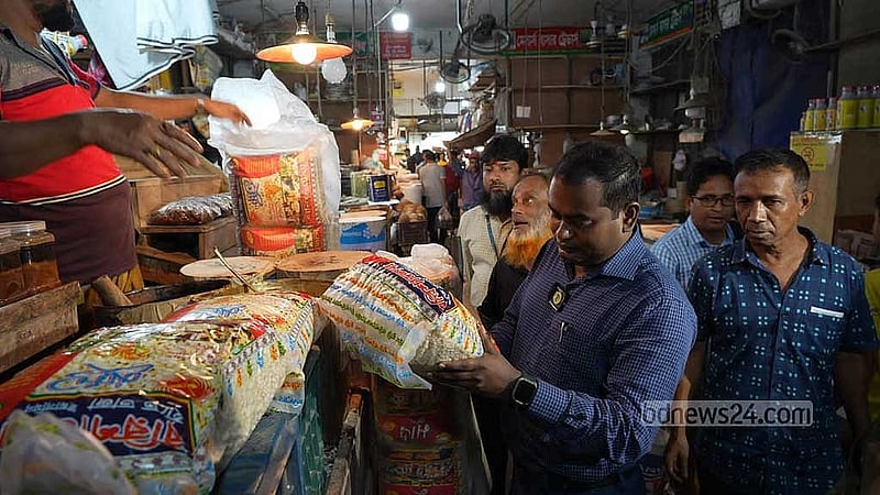 ব্যবসায় অসততার অভিযোগে ভোক্তা অধিকার সংরক্ষণ অধিদপ্তর কারওয়ানবাজারের দুই ব্যবসায়ীকে জরিমানা করেছে শনিবার। 