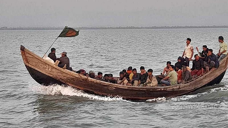 বৃহস্পতিবার সন্ধ্যায় টেকনাফ পৌরসভার চৌধুরী পাড়া সংলগ্ন একদিনের ট্রানজিট জেটি ঘাট দিয়ে জেলেদের ফেরত আনা হয়েছে। 