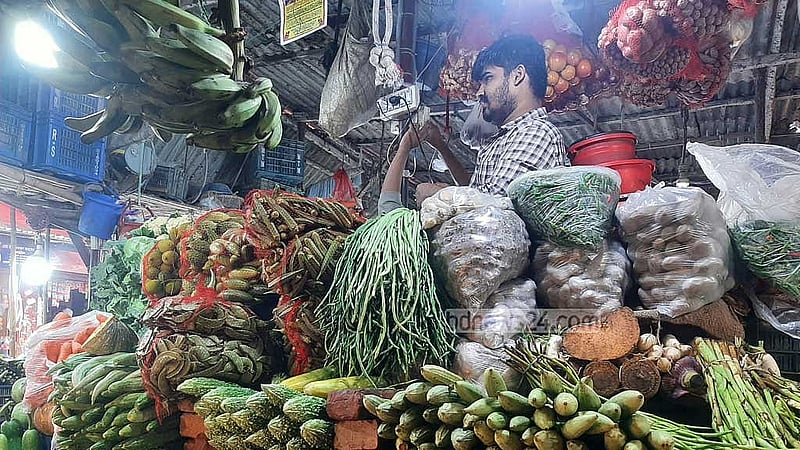 সবজির বাজারে সরবরাহ বেড়েছে। বিক্রেতারা বলছেন, বন্যার প্রভাব কমতে শুরু করেছে। তাই কমে আসছে দাম। 