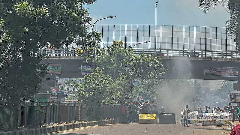 শাটডাউন কর্মসূচিতে কার্যত অচল হয়ে আছে ঢাকা শহর। সড়কে যান চলাচল বন্ধ প্রায়। এখানে সেখানে থেমে থেমে সংঘর্ষ চলছে সকাল থেকে।