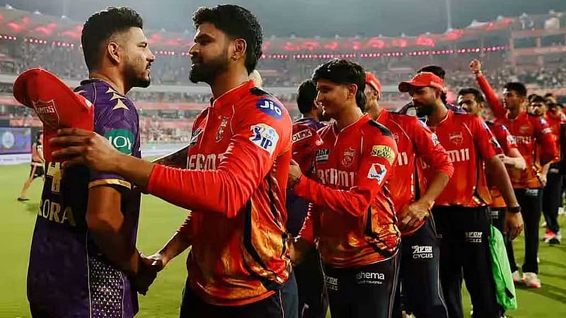 ম্যাচের পর দুই দলের ক্রিকেটারদের করমর্দন। ছবি: আইপিএল।