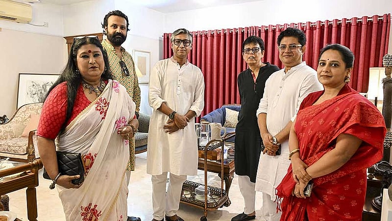 অভিনয়শিল্পী নিমা রহমান ও তার ছেলে আরিক আনাম খান, অভিনেতা রওনক হাসান, নির্মাতা এনামুল করিম নির্ঝর, অভিনয়শিল্পী আহসান হাবীব নাসিম ও অপি করিম এসেছিলেন বিডিনিউজ টোয়েন্টিফোর ডটকমের বৈশাখী আয়োজনে। 