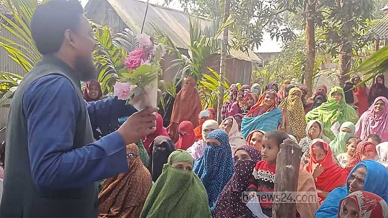 ভোটের প্রচারে জামায়াত জোটের প্রার্থী এনসিপির সদস্য সচিব আখতার হোসেন।  