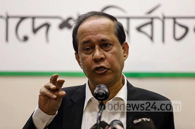 সংবিধার অনুযায়ী অন্তর্বর্তী সরকারের সর্বোচ্চ মেয়াদ ১৮০ দিন। প্রধান নির্বাচন কমিশনার কাজী হাবিবুল আউয়াল সরকারকে সংবিধান রদের পরামর্শ দিয়েছেন।