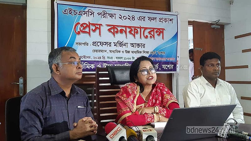 ফল প্রকাশের সংবাদ সম্মেলনে যশোর শিক্ষা বোর্ডের চেয়ারম্যান অধ্যাপক মর্জিনা আক্তার।
