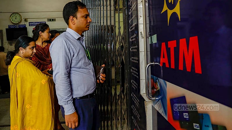 ইন্টারনেট বন্ধ থাকায় ব্যাংকের এটিএম বুথে সেবা মেলেনি স্বাভাবিকভাবে। ইন্টারনেট ফেরার পর বুধবার অনেক ব্যাংকের এটিএম বুথে ভিড় দেখা যায়।