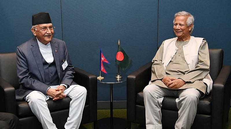 নেপালের প্রধানমন্ত্রী কে পি শর্মা অলির সঙ্গে বুধবার দ্বিপক্ষীয় বৈঠকে অধ্যাপক ইউনূস। ছবি: পিআইডি