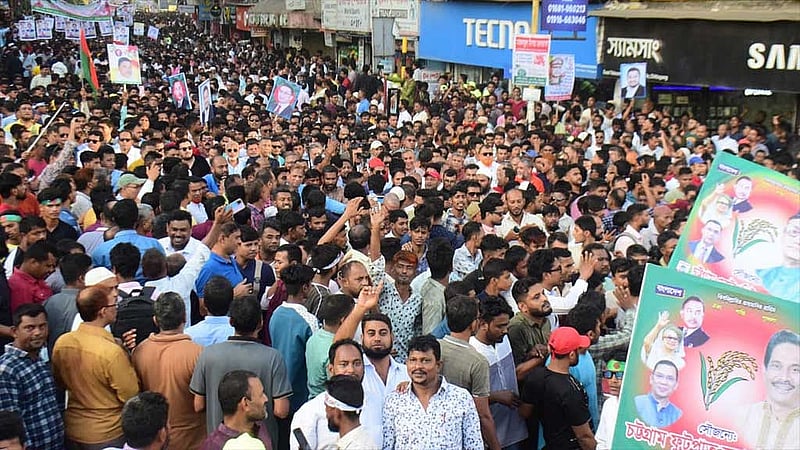 ৭ নভেম্বর উপলক্ষে চট্টগ্রামে বিএনপির সমাবেশ শেষে একটি মিছিল বের হয়।