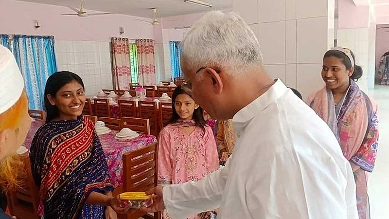 তেঁজগাওয়ে সরকারি শিশু নিবাসে শিশুদের সঙ্গে সমাজকল্যণ এবং মহিলা ও শিশু বিষয়ক মন্ত্রী এজেডএম জাহিদ হোসেন।