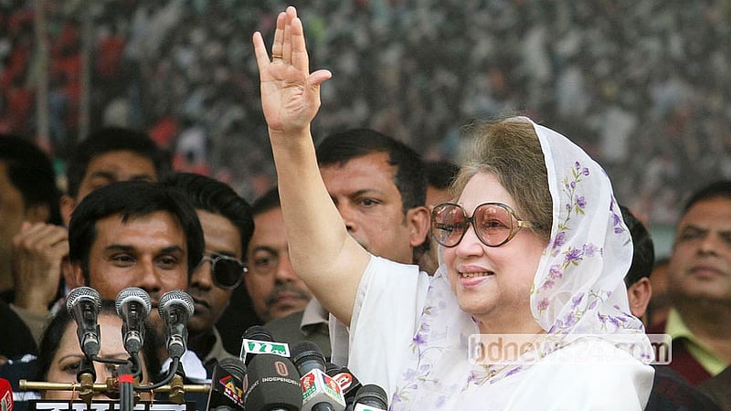 ২০১৪ সালের ২০ জানুয়ারি। রাজধানীর সোহরাওয়ার্দী উদ্যানে বিএনপির সমাবেশে উপস্থিত নেতা কর্মীদের উদ্দেশে হাত নাড়েন খালেদা জিয়া। ছবি: আসাদুজ্জামান প্রামানিক
