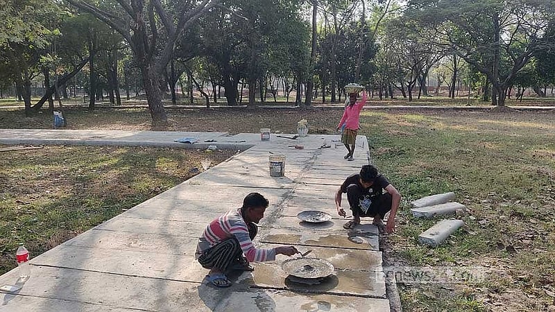 উদ্যানের হাঁটার পথে বসছে কংক্রিটের স্ল্যাব। 