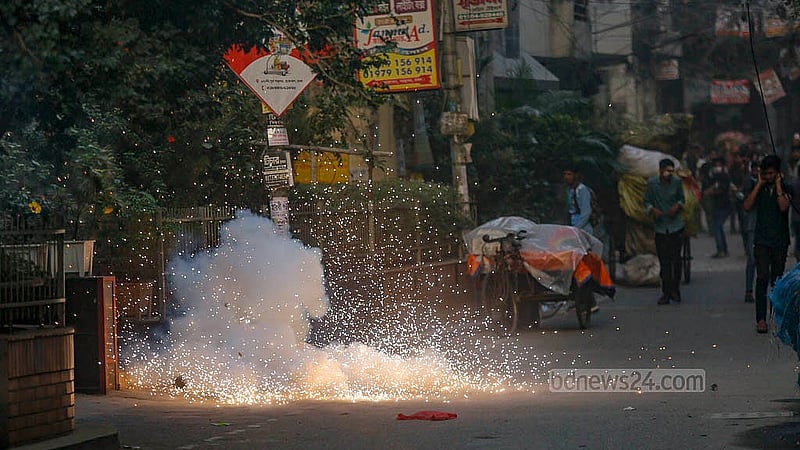 সংঘর্ষের একপর্যায়ে ছাত্র-জনতা কলাবাগান এলাকায় একটি গলির মধ্যে ঢুকে পড়লে তাদের ছত্রভঙ্গ করতে সাউন্ড গ্রেনেড ছোড়ে পুলিশ।