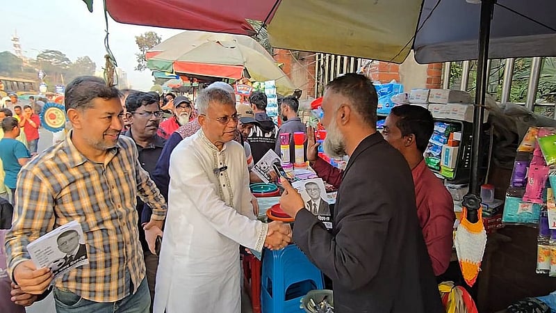 বিএনপির মনোনয়ন না পেয়ে স্বতন্ত্র প্রার্থী হয়েছেন সাইফুল আলম নীরব, তার প্রতীক ফুটবল।