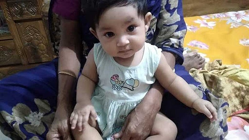 জাইফা নামে শিশুটির বয়স মোটে আট মাস, সে এখনো মায়ের দুধ খায়।