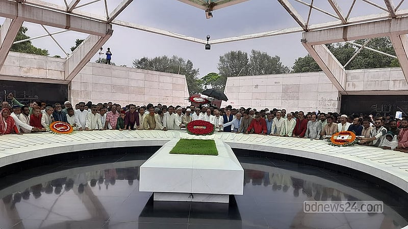 বিএনপির জ্যেষ্ঠ নেতারা শনিবার ঈদুল আজহার সকালে দলের প্রতিষ্ঠাতা জিয়াউর রহমানের কবরে শ্রদ্ধা নিবেদন করেন।