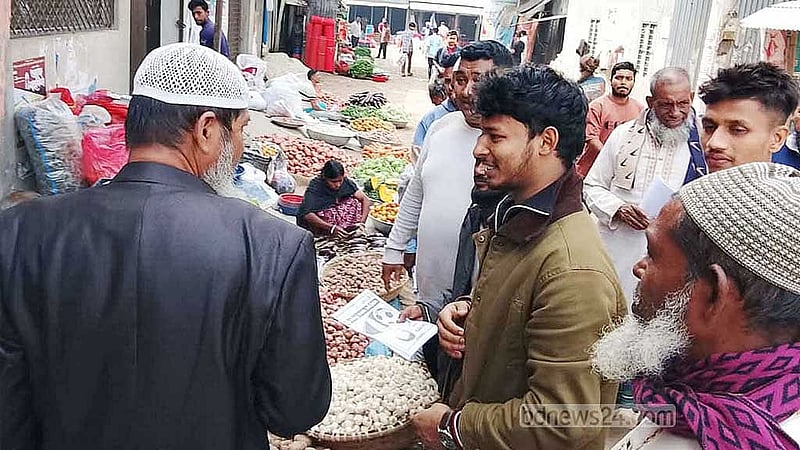 গোপালগঞ্জ-১ আসনের স্বতন্ত্র প্রার্থী কারাবন্দি আশ্রাফুল আলম শিমুলের ফুটবল প্রতীকে ভোট চাচ্ছে কিশোর ছেলে খাইরুল আলম সায়াদ।