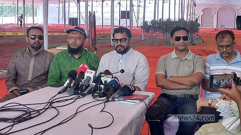 পুরনো বাণিজ্যমেলা মাঠে ঈদুল ফিতরের নামাজের প্রস্তুতি দেখার পর সাংবাদিকদের মুখোমুখি হন ঢাকা উত্তর সিটি করপোরেশনের প্রশাসক মোহাম্মদ এজাজ।