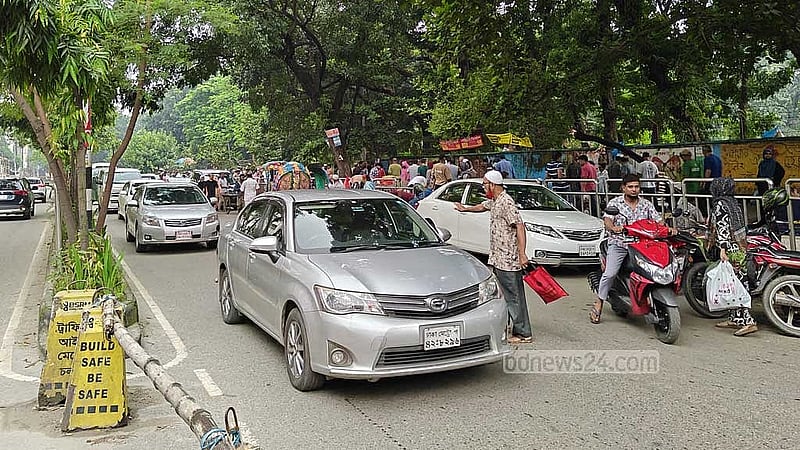 প্রশস্ত ফুটপাথে বিরাট বাজার