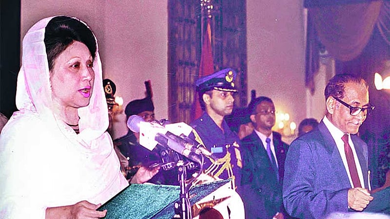 ১৯৯১ সালের ২০ মার্চ বাংলাদেশের ইতিহাসে প্রথম নারী প্রধানমন্ত্রী হিসেবে শপথ নেন বেগম খালেদা জিয়া। ছবি: মো. লুৎফর রহমান বীনুর ‘গণতন্ত্রের সংগ্রাম’ বই থেকে নেওয়া