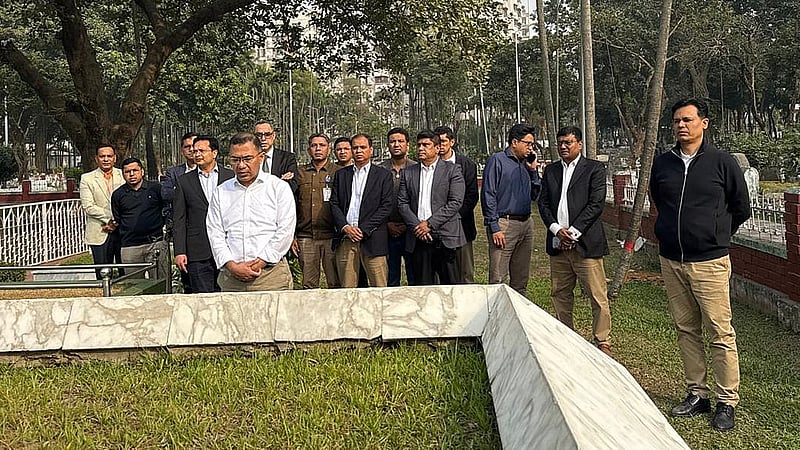 শ্বশুরের কবরের পাশে বিএনপি নেতা তারেক।