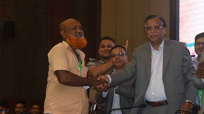 ঢাকা দক্ষিণ সিটির প্রশাসক আবদুস সালাম হকারদের ডিজিটাল পরিচয়পত্র হস্তান্তর করেন।