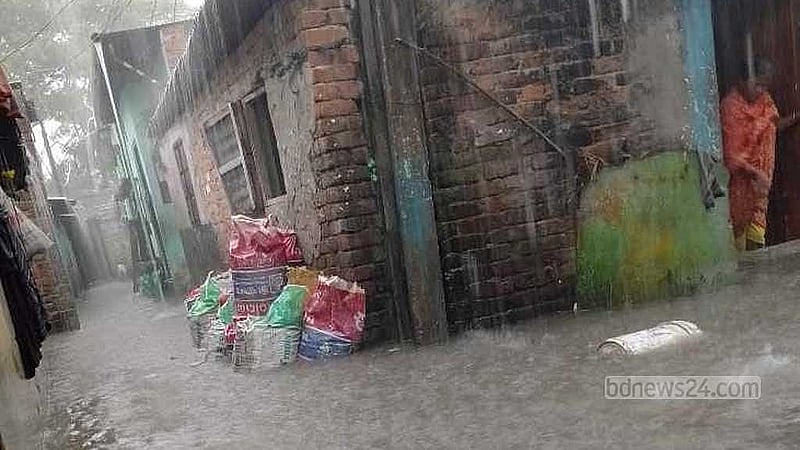 বৃষ্টিতে স্বস্তি ফিরেলেও, জলাবদ্ধতায় ভোগান্তির শঙ্কাও তৈরি হচ্ছে। ছবিটি বাশবাড়ি কলোনি থেকে তোলা।