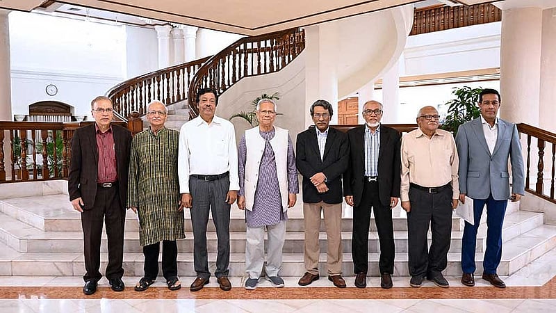 জাতীয় ঐকমত্য কমিশনের সভাপতি মুহাম্মদ ইউনূসের সঙ্গে কমিশনের সদস্যরা।