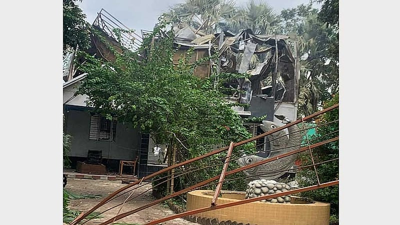 পাবনার ঈশ্বরদীতে জাপানের গুমনা ইউনিভার্সিটির অধ্যাপক জাকির হোসেনের রিসোর্ট ভাঙচুর করে ও লুটপাট চালানো হয়েছে। এই শিক্ষক কখনো রাজনীতি করেননি।
