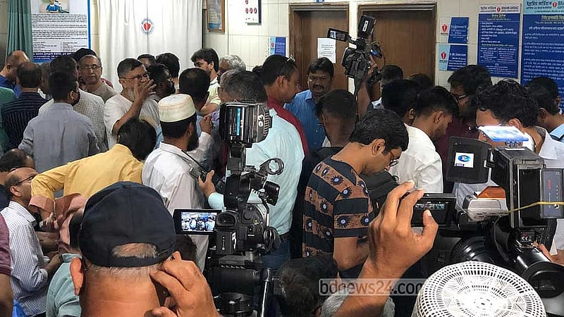 আরেফিন সিদ্দিকের মৃত্যুর খবর জানাজানির পর হাসপাতালে তার সাবেক ও বর্তমান শিক্ষার্থী এবং সংবাদমাধ্যমকর্মীরা জড়ো হন।