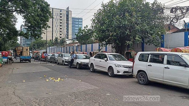 গ্যাসের চাপ না থাকায় ফিলিং স্টেশনের গাড়ির লাইন যাচ্ছে বহুদূর।