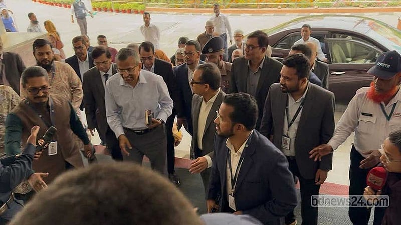 নতুন গভর্নর মোস্তাকুর রহমানকে স্বাগত জানালেন বাংলাদেশ ব্যাংকের কর্মীরা।