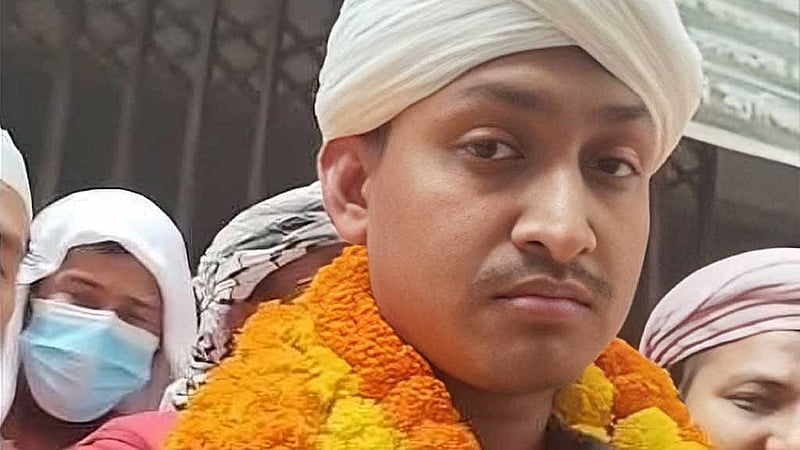 মোস্তফা আসিফ অর্ণব গ্রেপ্তার হয়েছিলেন এক ছাত্রীকে পোশাক নিয়ে হেনস্তার অভিযোগে, পরদিন জামিনের পর তাকে ফুলের মালায় বরণ করে নিয়েছে ‘তৌহিদী জনতা’।