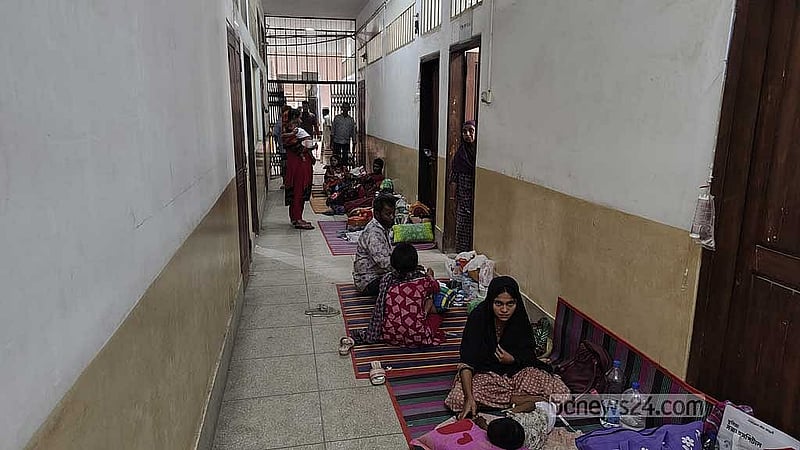 কুমিল্লা মেডিকেল কলেজ হাসপাতালের বারান্দায় ঠাঁই নিতে হচ্ছে হামে সংক্রমিত শিশু রোগীদের। 