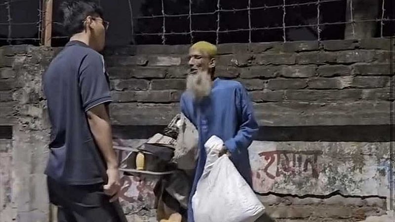 গত নভেম্বরে গভীর রাতে লাঠি হাতে বৃদ্ধকে ‘উচ্ছেদের’ নেতৃত্বে দেওয়ার অভিযোগ ওঠে সর্বমিত্র চাকমার বিরুদ্ধে।