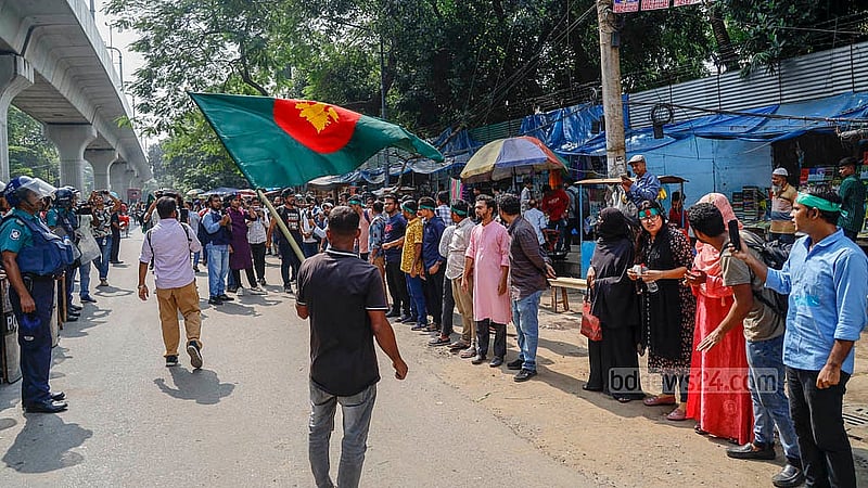 সরকারি চাকরিতে প্রবেশের বয়সসীমা সর্বোচ্চ ৩৫ করার দাবিতে আন্দোলনকারীরা শাহবাগে জড়ো হলে পুলিশ বাধা দেয়। পরে শিক্ষা ভবনের সামনে লাঠিপেটা করে।