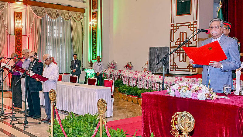 বঙ্গভবনে শুক্রবার বিকালে রাষ্ট্রপতি মো. সাহাবুদ্দিনের কাছ থেকে শপথ নেন চার উপদেষ্টা অর্থনীতিবিদ ওয়াহিদউদ্দিন মাহমুদ, সাবেক আমলা আলী ইমাম মজুমদার ও ফাওজুল কবির খান এবং সাবেক সেনা কর্মকর্তা জাহাঙ্গীর আলম চৌধুরী। ছবি: পিআইডি।